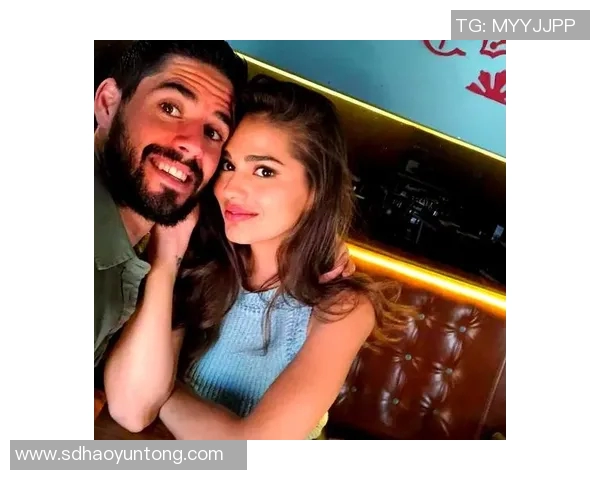 足球明星与大龄女性的浪漫故事揭秘视频引发热议与关注