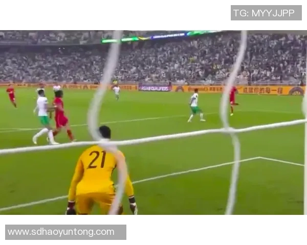 足球明星社交媒体晒生活照引发争议网友热议其形象与责任感问题